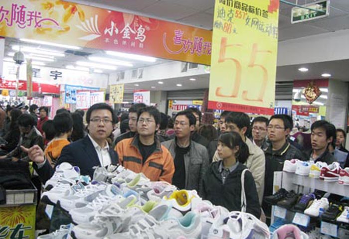 购物广场组织储备管理干部观摩市区各实体